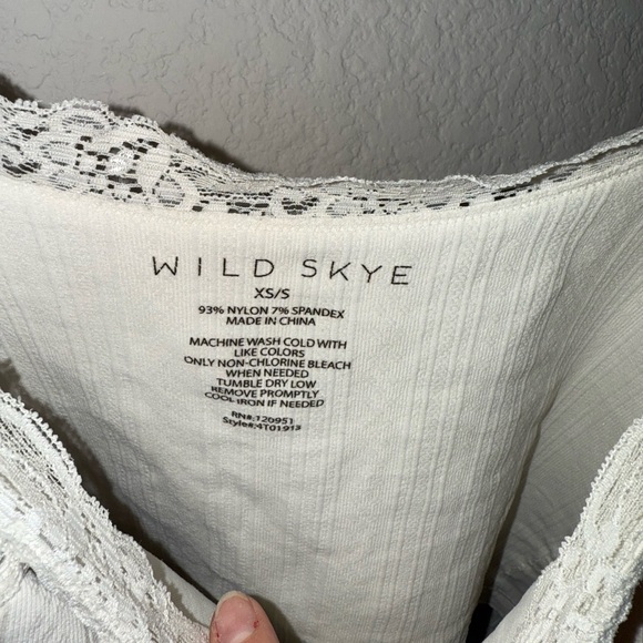 Lace-Trimmed Ivory Camisole - Picture 3 of 3